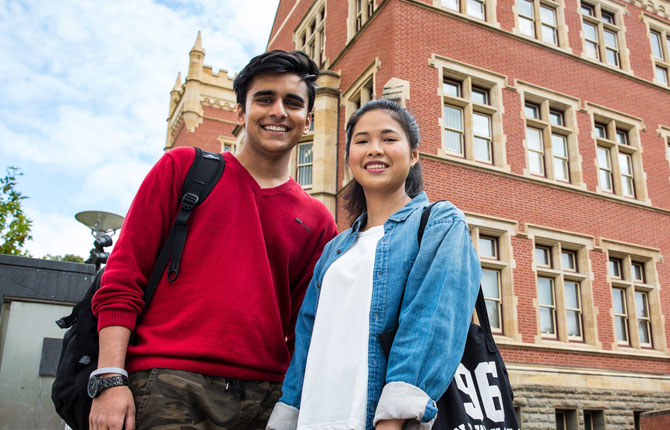 International students studying a pathway to university in Adelaide